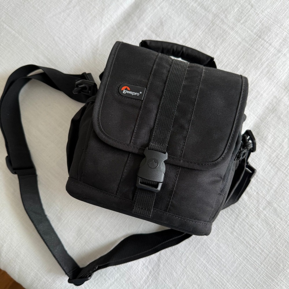 Lowepro Adventura 140 Black DSLR Camera Shoulder Bag Case